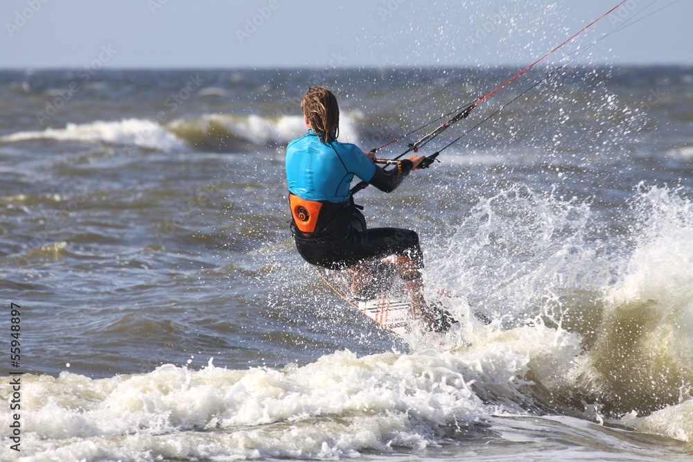 Fototapeta premium Kitesurfer in der Brandung