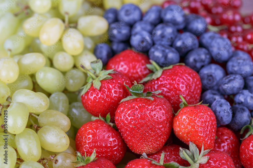 Obraz premium berries and grapes