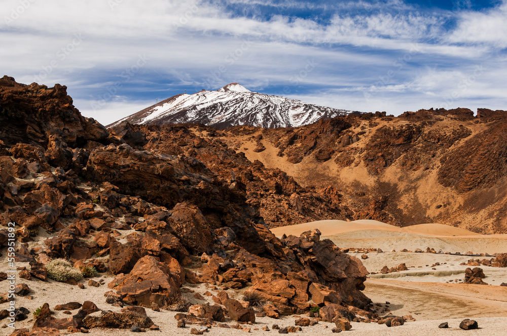 Obraz premium Teide behind vulcanic rock.