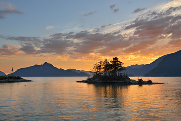 Papier peint photo Île Coucher de soleil sur Furry Creek  © Lijuan Guo