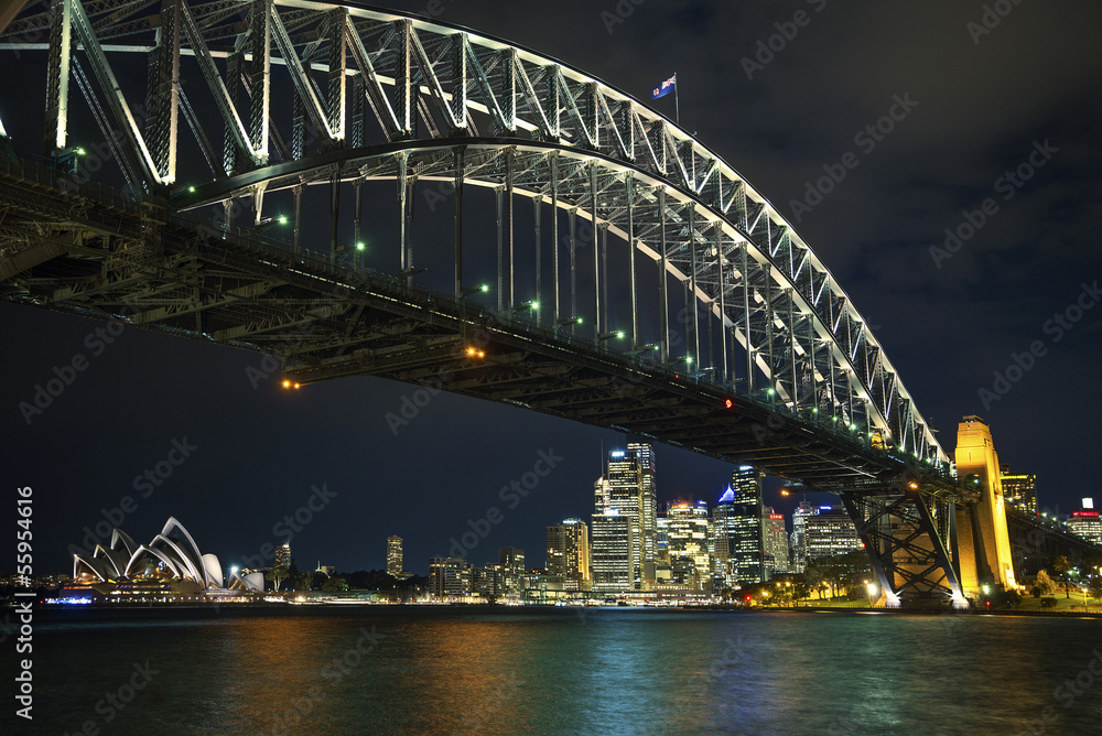Naklejka premium sydney harbour bridge in australia at night