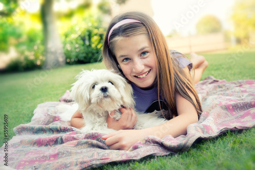 Bambina con cagnolino photo