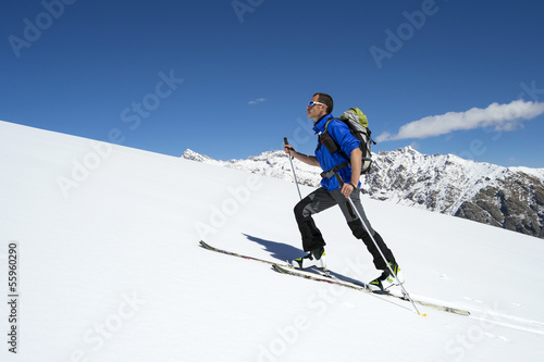 sciatore ascende verso la vetta, Alpi italiane
