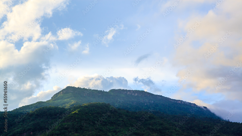 Obraz premium Clouds cover the mountain