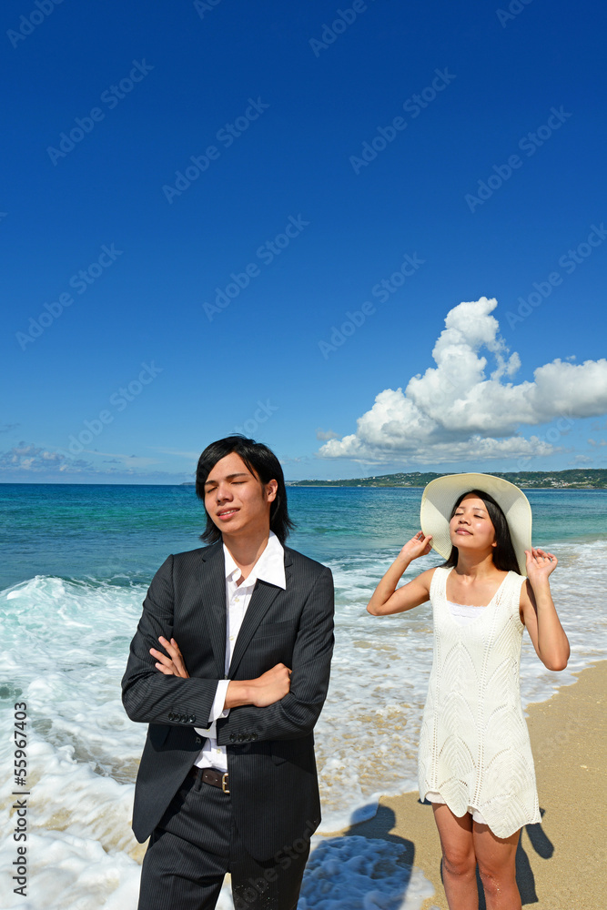 沖縄の美しいビーチで寛ぐカップル