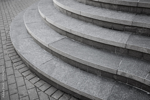 Fototapeta Zakrzywione nowoczesne szare kamienne schody w mieście