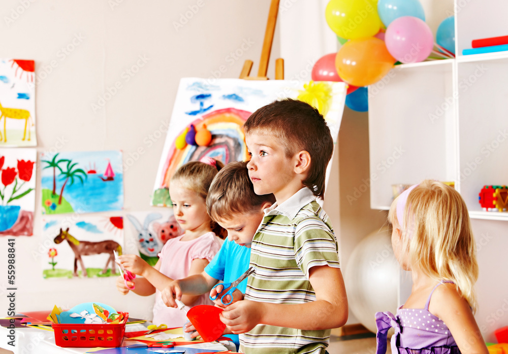 Naklejka premium Child cutting out scissors paper.