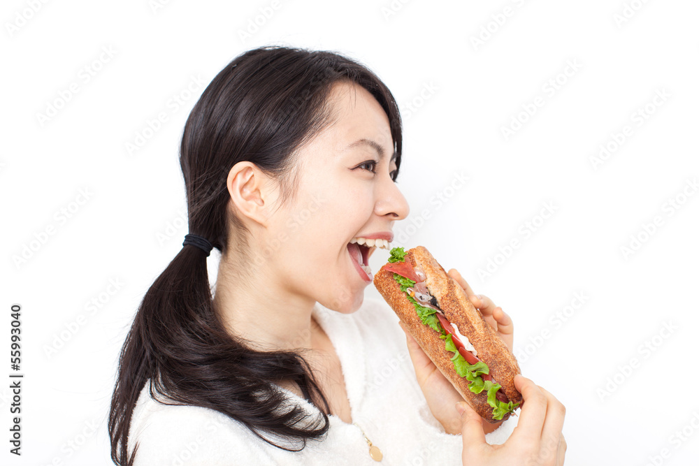 サンドイッチを食べる女性