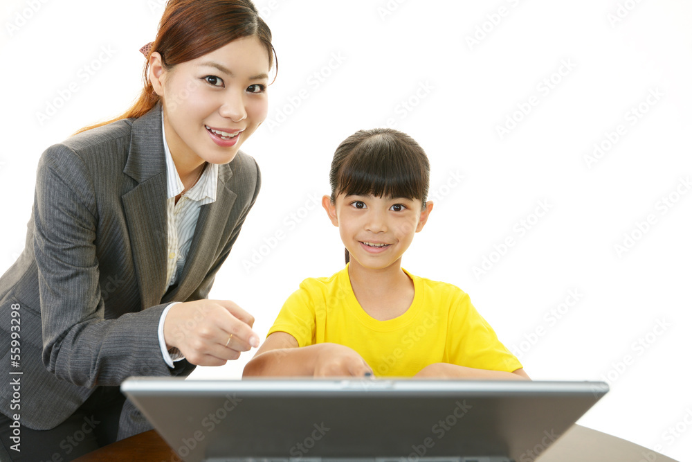 パソコンで勉強をする女の子