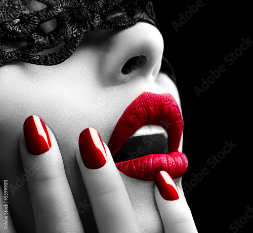 Fototapeta Piękna kobieta z czarną koronkową maską na oczach na wymiar