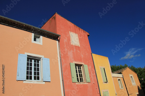 Colored facades in Roussillion © Studio Porto Sabbia