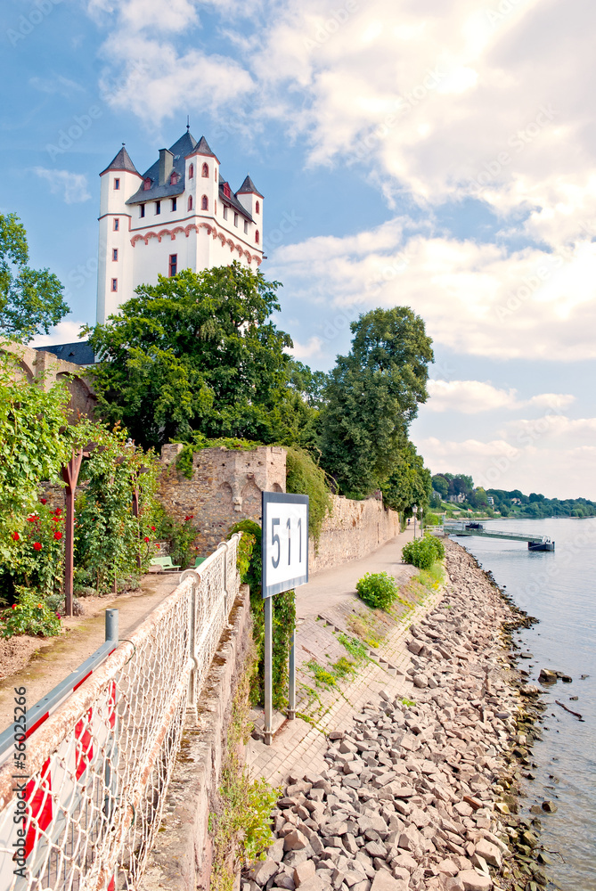 Kurfürstlich Burg und Rheinstrand in Eltville im Rheingau Kurfürstlich Burg und Rheinstrand in Eltville im Rheingau