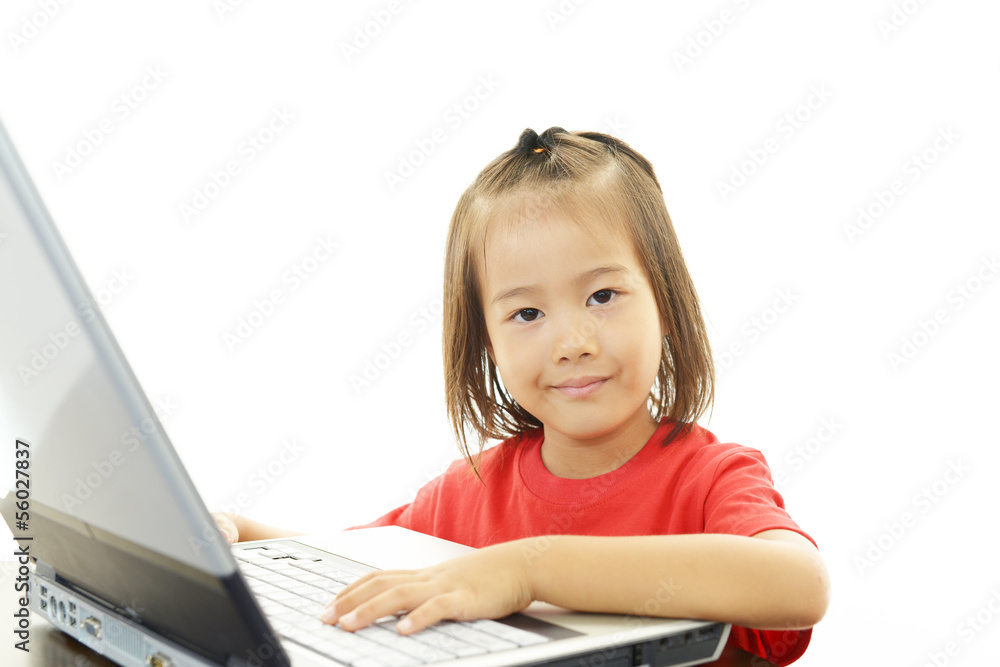 パソコンを楽しむ女の子
