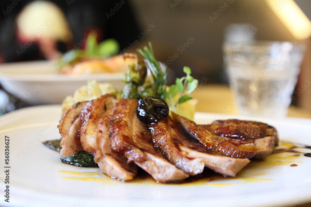 Duck magret with fruit sauce