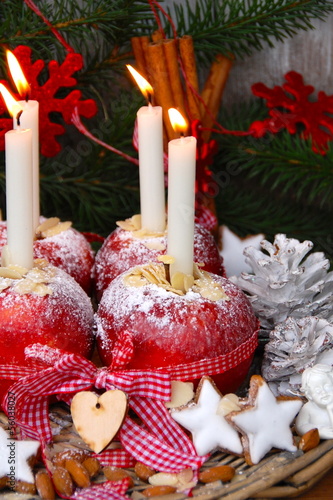 Winteräpfel mit Adventskerzen