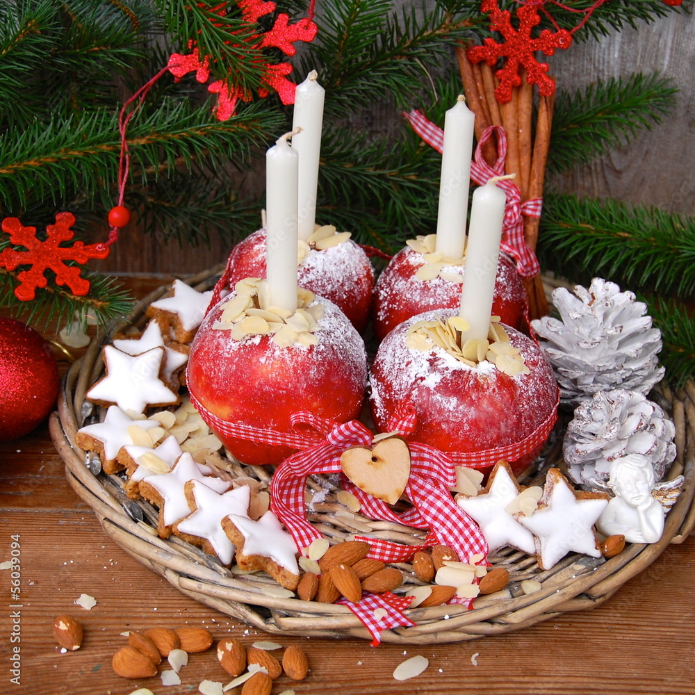 weihnachtlicher Teller mit Äpfeln und Gebäck weihnachtlicher Teller mit Äpfeln und Gebäck