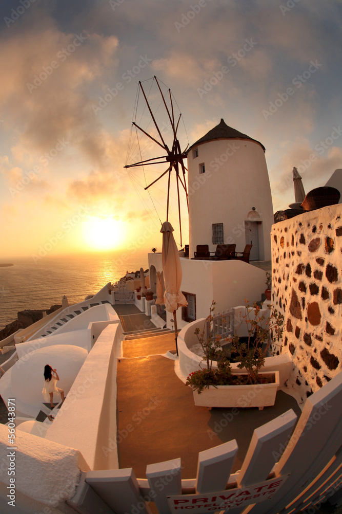 Fototapeta premium Wiatrak na Santorini przed zachodem słońca, Grecja