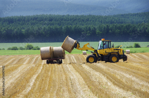牧草ロールの運搬