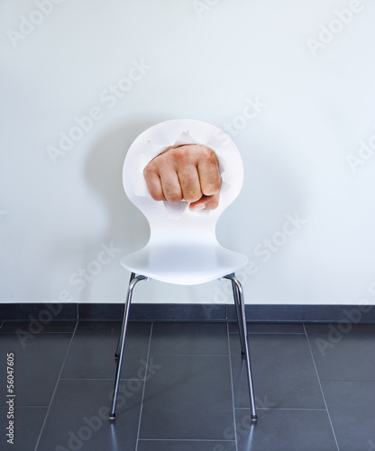 Stuhl mit Faustschlag