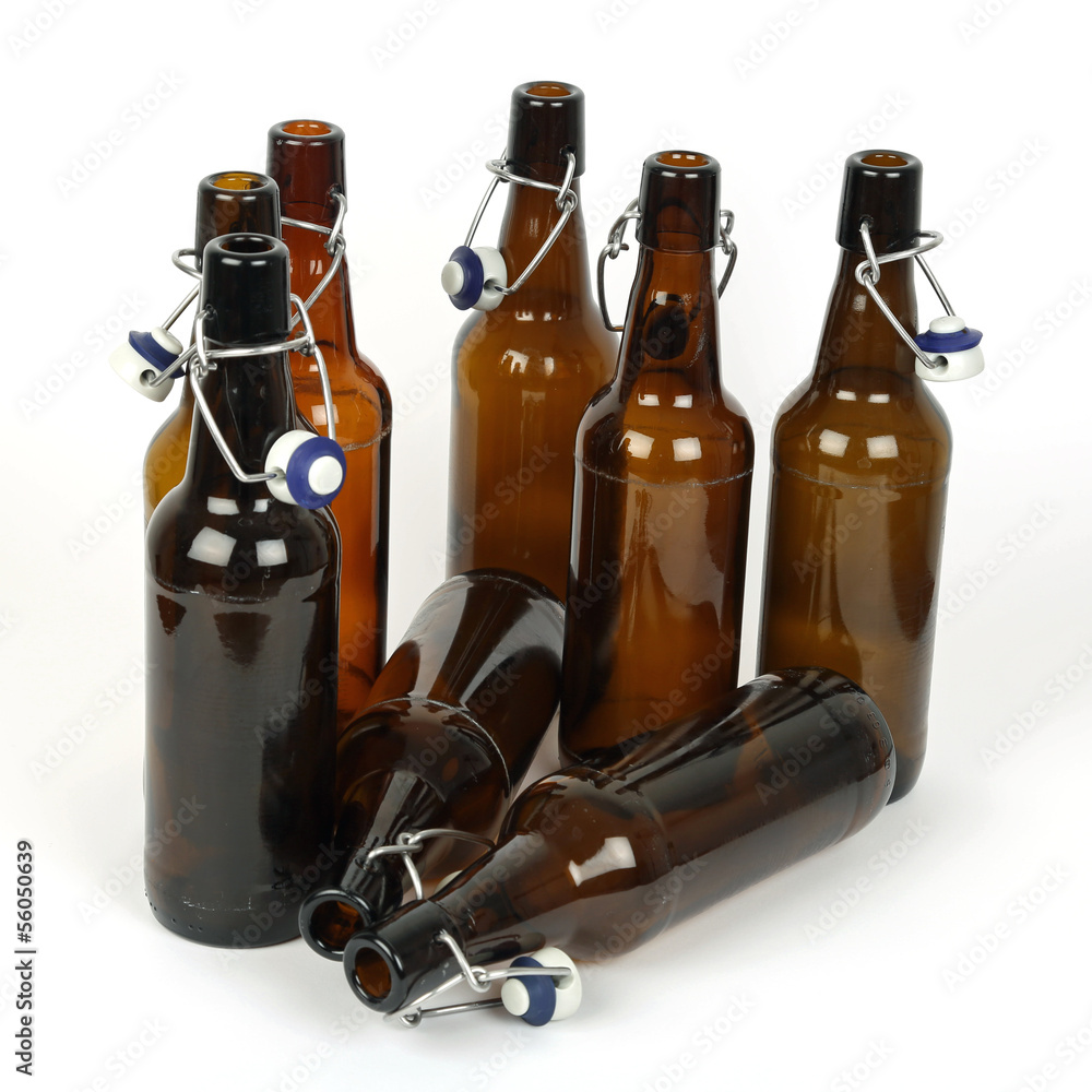 Leere Bierflaschen mit bunten Etiketten Stockfotografie - Alamy