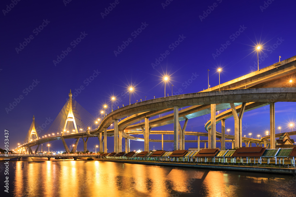 Obraz premium Curve of expressway by river in Bangkok at night