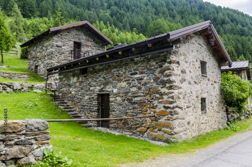 Obraz premium Stone shepherd's house in a peasant village in alpine meadows