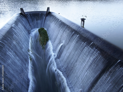 Water treatment weir