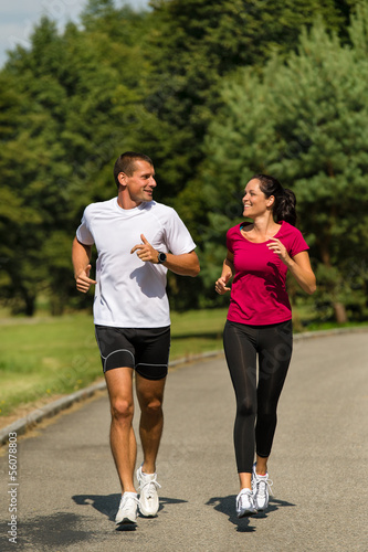 Obraz na płótnie Caucasian couple running in park w salonie