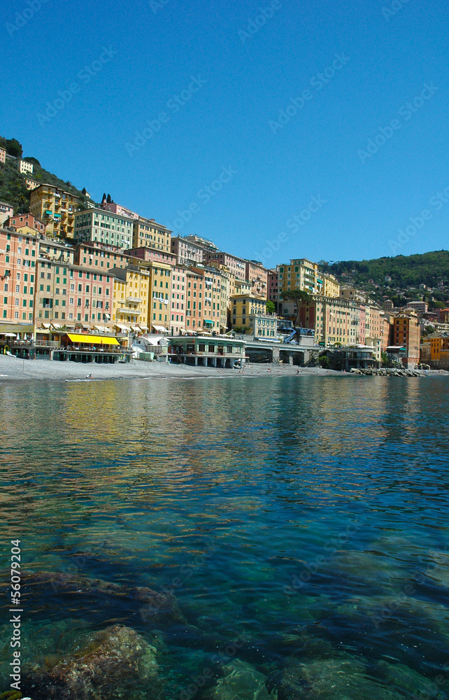 Camogli con mare azzurro, Liguria, Italia