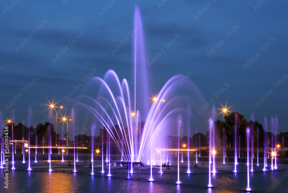 Fototapeta premium Podświetlana fontanna nocą
