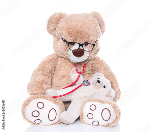Teddybär isoliert mit Brille als Kinderarzt mit Baby