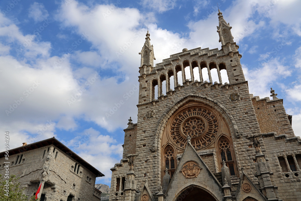 Mallorca: Fassade der Pfarrkirche Sant Bartomeu und Banco de Soller