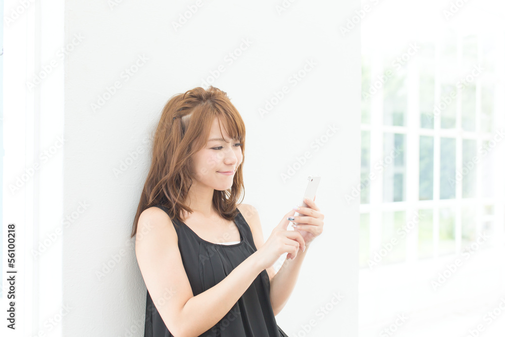 携帯電話を使う女性
