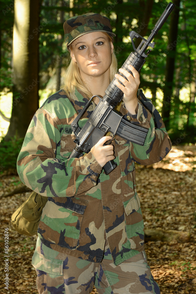 Weiblicher Soldat in Tarnkleidung im Wald