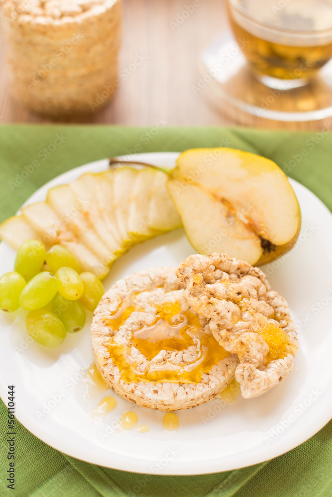 Corn crackers with honey and fruits