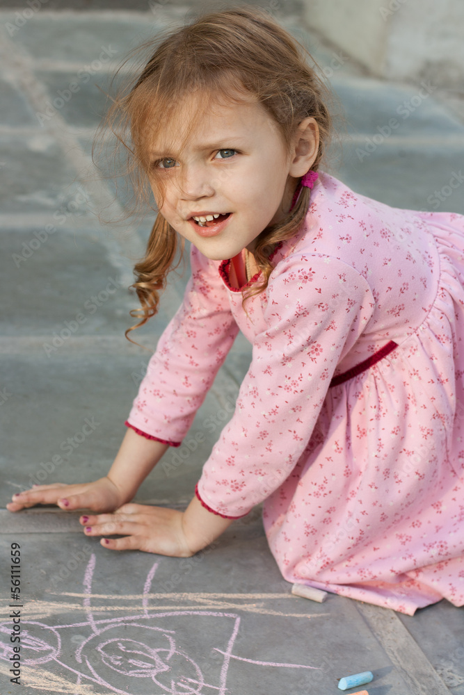 Fototapeta premium girl drawing with chalks