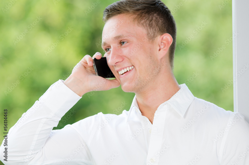 lachender mann telefoniert mit smartphone lachender mann telefoniert mit smartphone