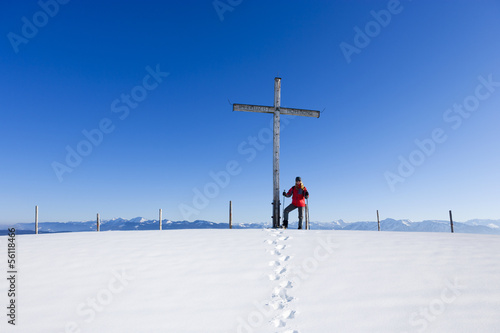 Bergsteigerin  am Gipfelkreuz