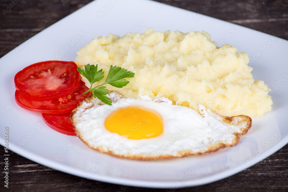 Mashed potatoes with fried eggs and tomato Mashed potatoes with fried eggs and tomato