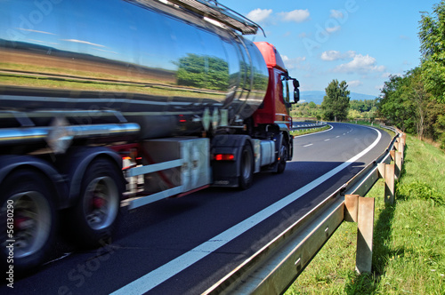 Obraz na płótnie Mirroring the landscape chrome tank truck w salonie
