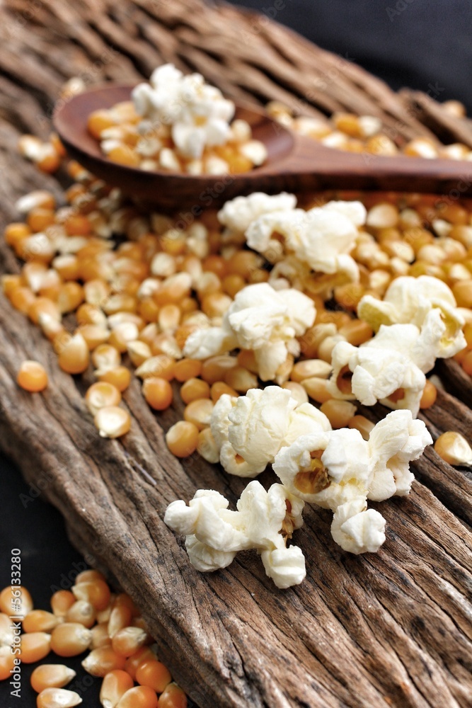 Popcorn and corn grain Popcorn and corn grain