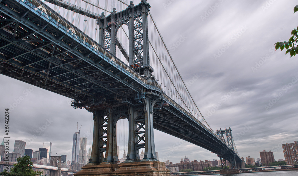 Naklejka premium Metallic structure of Manhattan Bridge, New York City