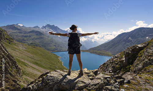 giovane donna ammira panorama alpino photo