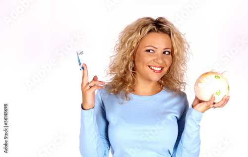 Frau mit Sparschwein und Geld