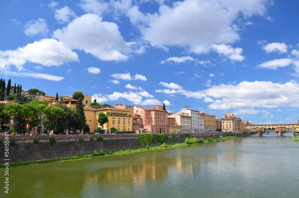 Naklejka premium Piękny widok na Ponte Vecchio na rzece Arno, Florencja, Włochy