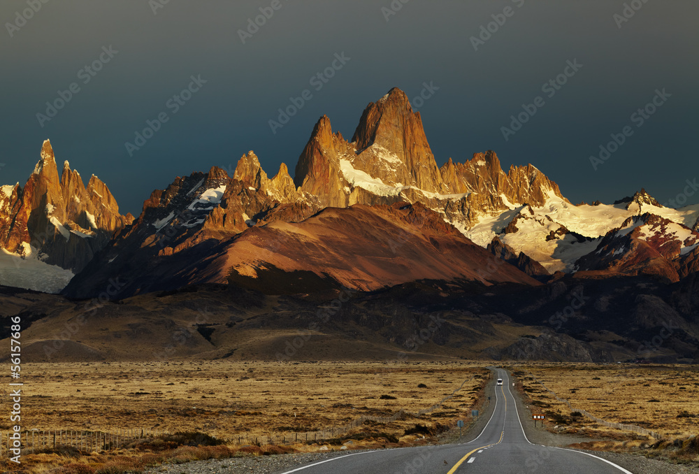 Mount Fitz Roy at sunrise, Patagonia, Argentina - obrazy, fototapety, plakaty 