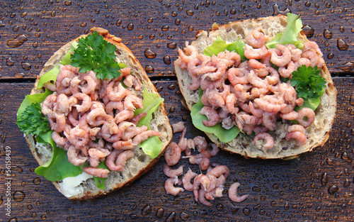 belegtes brötchen mit krabben photo