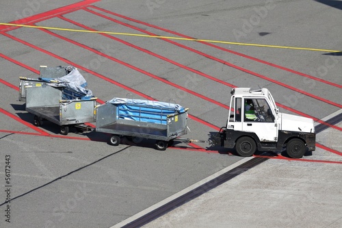 Gepäcktrolleys auf dem Vorfeld eines Flughafens