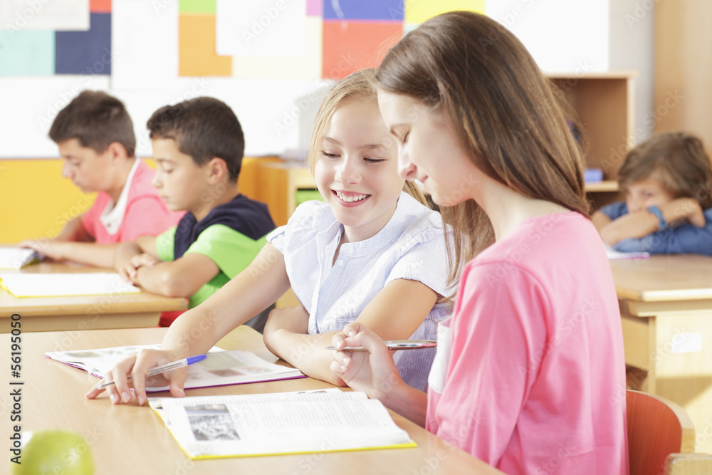 Fototapeta premium Children are sitting in the classroom