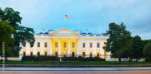 Obraz na płótnie The White House building in Washington, DC w salonie